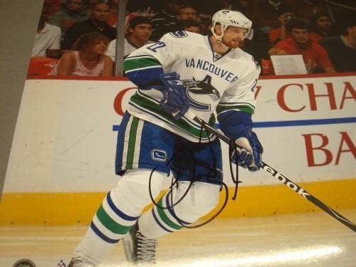 Даниел Sedin подписа договор с Ванкувър Канъкс 8x10 Снимка с автограф от PSA/DNA COA 1Б - Снимки на НХЛ с автограф